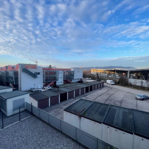 Provisionsfrei und Sofortbezug: 3 Zimmerwohnung im 2. Stock mit Ausblick direkt an der Stadtgrenze Wien - Top 2/17 - Photo 1