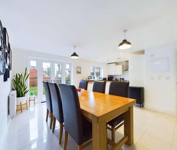 Trinity Circle, High Wycombe, Buckinghamshire, HP11 - Photo 3