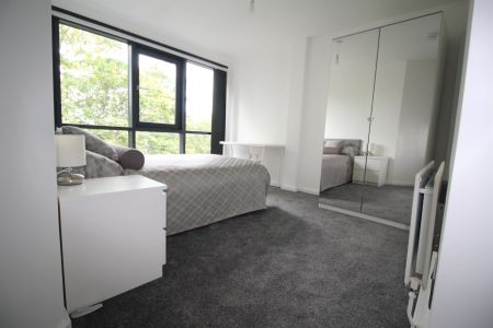 3 Bedroom Apartment - Photo 2