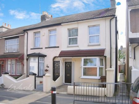 3 bedroom end of terrace house to rent - Photo 4