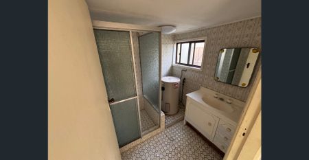 Beautifully 2-Bedroom Home - Short Walk to Terrigal Beach! - Photo 4