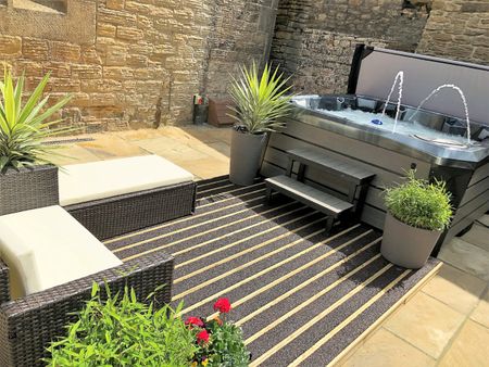 5 Bed Semi-Detached House, Crookesmoor Road, S6 - Photo 4