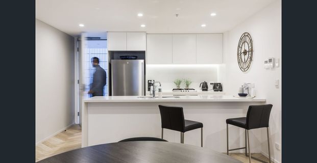 'The Pelican' - Immaculate lifestyle apartment with lux industrial aesthetics | Executive style apartment - Photo 1