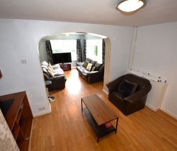 6 bedroom House in Moor Park Drive, Leeds - Photo 5