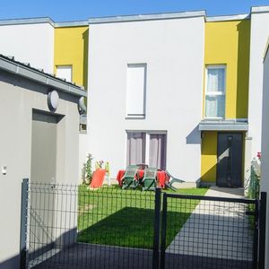 Pavillon mitoyen, en duplex inversé (entreé, salon, séjour, cuisine au rdc, 2 chambres fermées et salle de bain en rez de jardin) - Photo 3