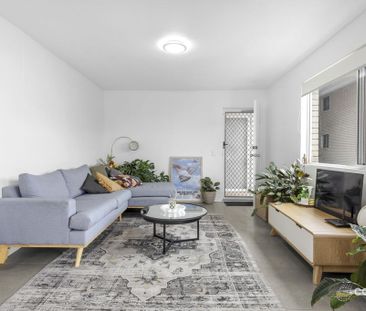 Spacious Two-Level Apartment – Stunning Water Views - Photo 1