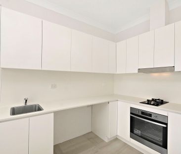 Boutique Apartment with security parking - Photo 3