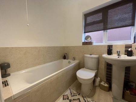 4 bedroom link detached house to rent - Photo 2