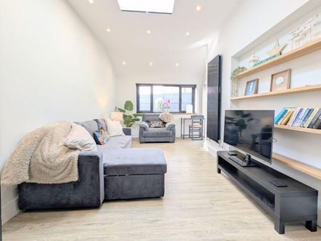 4 bedroom semi-detached house to rent - Photo 2