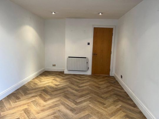 Smugglers Way, London, SW18 - Photo 1