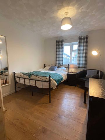 Newly refurbished professional house share near Highfield Room 3 - Photo 3