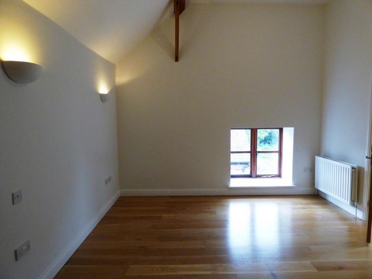 4 bedroom barn conversion to rent - Photo 1