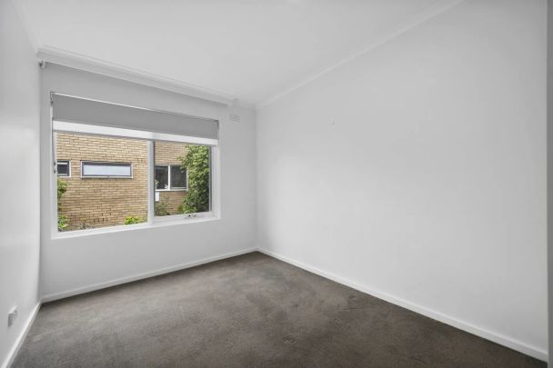 Modern comfort in a prime Thornbury location - Photo 1