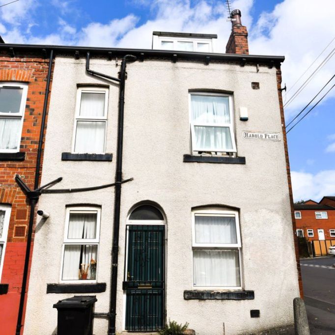 2 bedroom House in Harold Place, Leeds - Photo 1