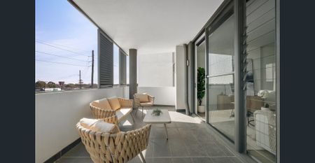 Light-Filled Apartment in a Premier Bayside Setting - Photo 2