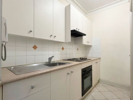 Studio in Ultra Convenient Location &ast;&ast; Available Now &ast;&ast; - Photo 3