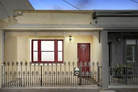 Charming 2-Bedroom House in Prime Port Melbourne Location - Photo 4