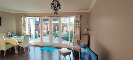 3 Bedroom modern house To Let in Middleton desirable school catchment - Photo 2