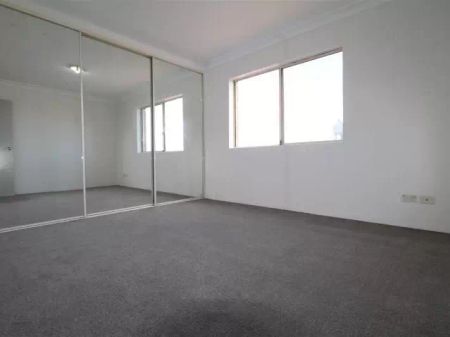 Apartment with 2 bedrooms, 1 bathroom & parking for 1 car - Photo 4