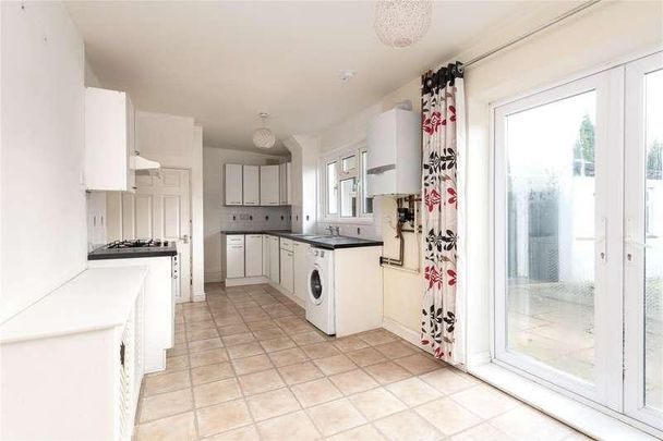 Manor Grove, Sittingbourne, Kent, ME10 - Photo 1