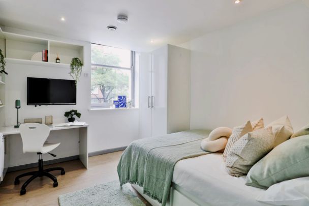 Classic Smaller 2 Bed Apartment - Shared Bathroom - Photo 1