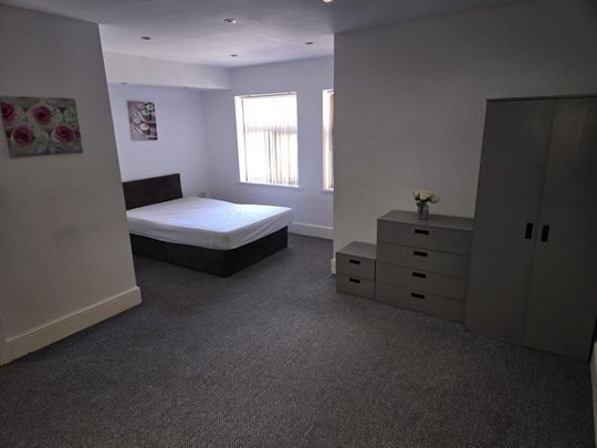 1 bedroom in a house share to rent - Photo 1