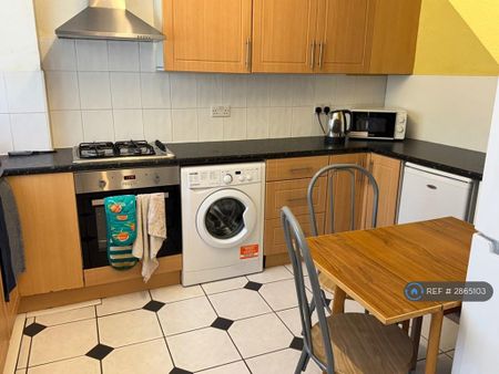 1 bedroom in a flat share to rent - Photo 4