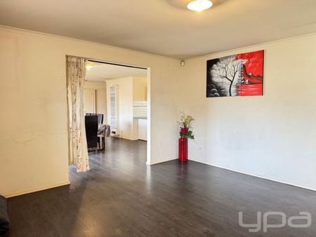 Spacious Family Home in a Convenient Carrum Downs Location - Photo 2