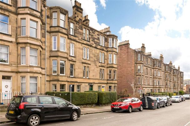 A spacious and bright three bedroom second floor flat in Morningside, available on an unfurnished basis. - Photo 1