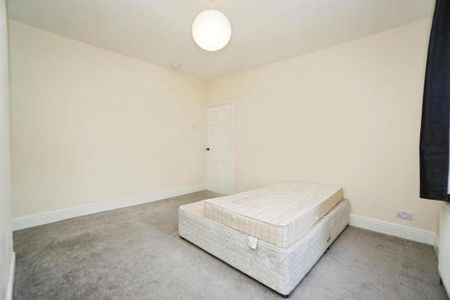 5 bedroom end of terrace house to rent - Photo 3
