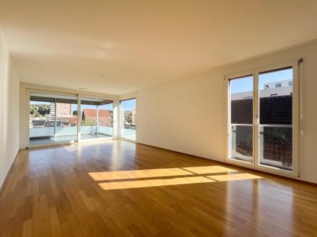 Grosszügige, lichtdurchflutete 4.5-Zimmerwohnung an zentraler Lage - Foto 2