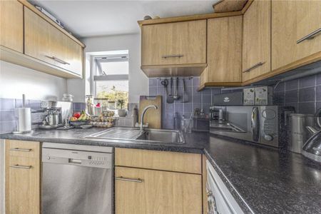 St James`s Terrace, London, SW12 - Photo 3