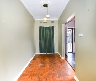 Cottage with Established Gardens & Ideal Location - Photo 1