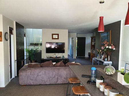 Modern family home - Photo 2