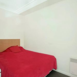 Fully Furnished One-Bedroom Apartment in a Prime University Precinct - Photo 2