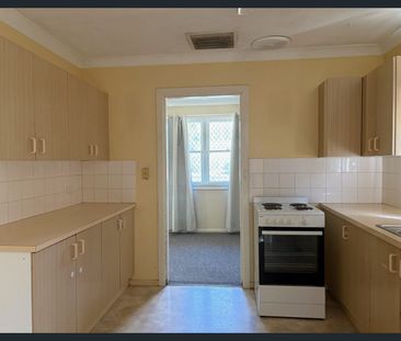 Spacious 3-Bedroom Home on Large Block - Photo 2