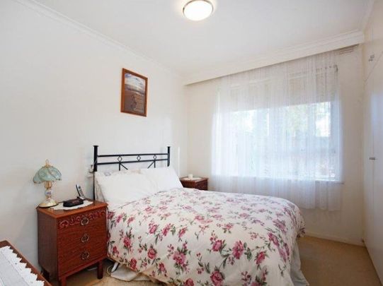 LIGHT AND BRIGHT 2 BEDROOM APARTMENT WITH COURTYARD GARDEN! - Photo 1