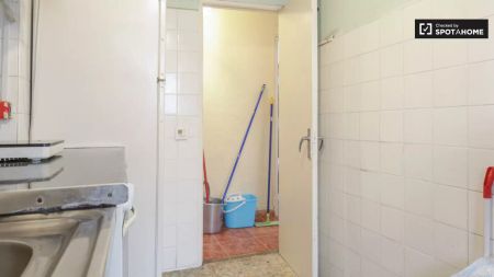 Room in a shared 4-bedroom apartment for rent in Casco Histórico de Vicálvaro ideal for students. - Photo 5