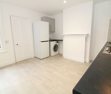 Lincoln Road, Dorking - 3 bedrooms Property for lettings - Seymours - Photo 6