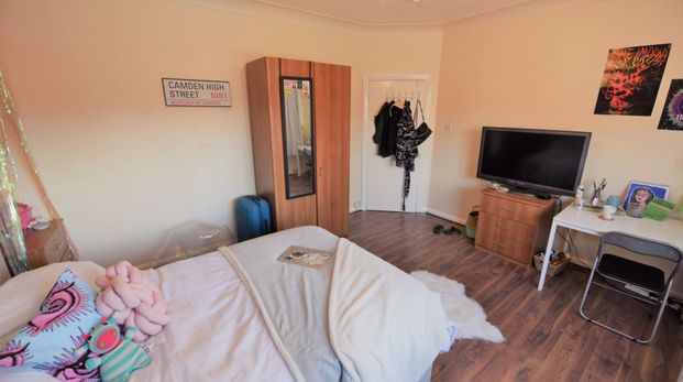 5 bedroom Flat in Bankfield Road, Leeds - Photo 1