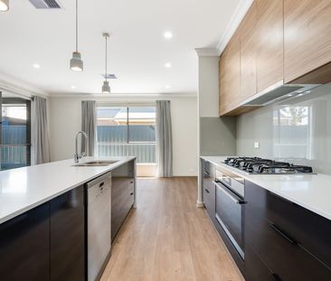 Stylish Modern Three Bedroom Home - Just Minutes to the Beach & City! - Photo 6