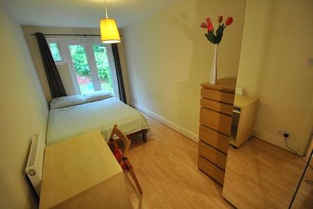 8 bedroom semi-detached house to rent - Photo 2