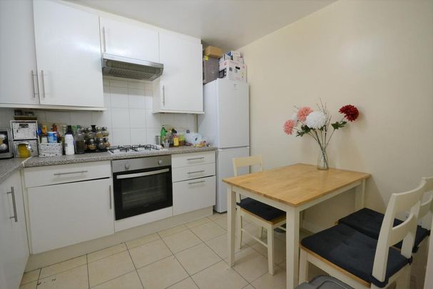 1 bedroom in a flat share to rent - Photo 1