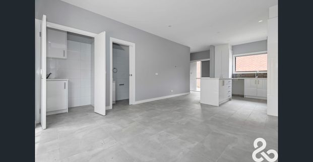MODERN & SPACIOUS TOWNHOUSE - Photo 1
