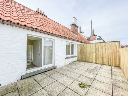 Prachtig gerenoveerd duplexappartement met groot zonneterras en open zicht, gelegen vlakbij de Zoutelaan en de Dumortierlaan. Garage mogelijk. - Photo 4