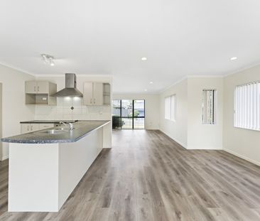 Large Family Home in Ranui - Photo 3