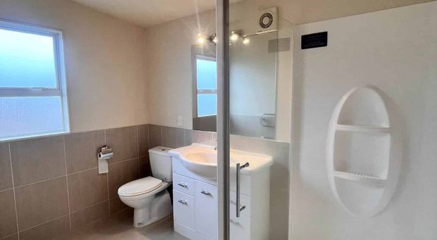 5 bedrooms Home in prime location - Photo 1