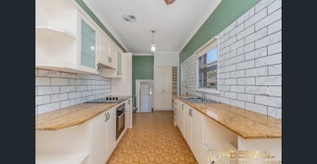 Charming Beachside Family Home in Convenient Location - Photo 4