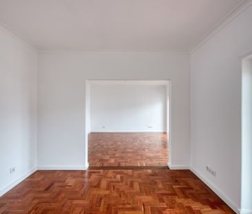 Refurbished 2-Bedroom Apartment in a Quiet Residential Area - Torre... - Photo 2