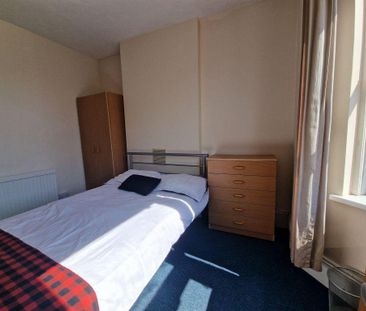 3 bedroom flat to rent - Photo 2